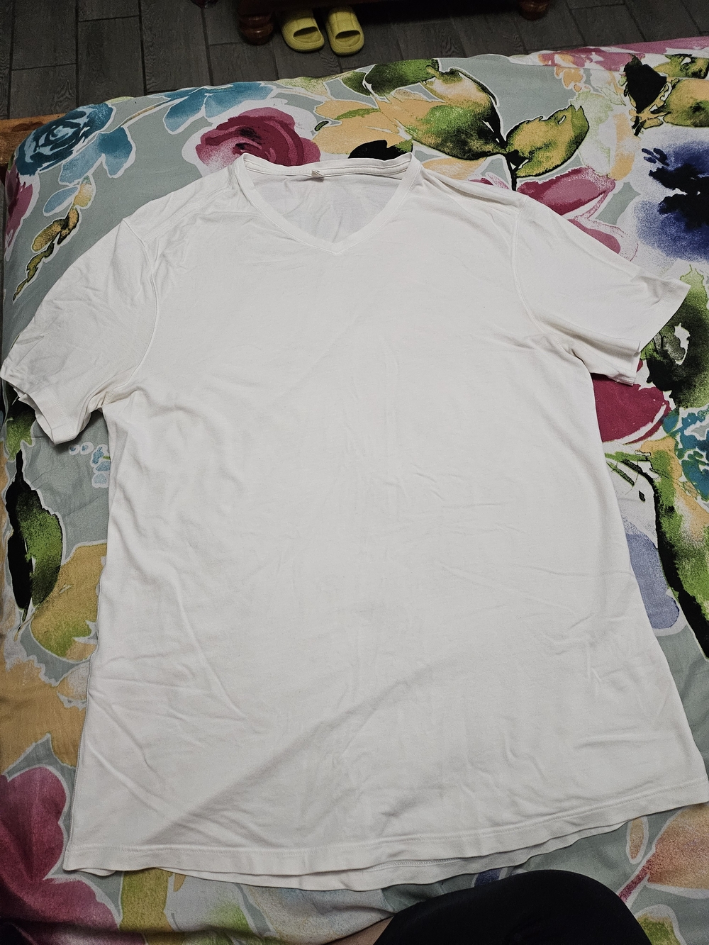 lululemon athletica Men's White V-Neck Short Sleeve Tee